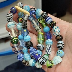 Amazing glass beaded 3 strand stretch bracelet colors of blue 90s era